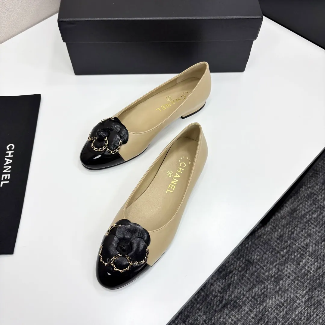 👟👟Ex-factory price 580👟👟 CHANEL｜Chanel Chanel 25C early spring new product Camellia series flat shoes This season’s Camellia series is really beautiful😍 Grandma Xiang’s family has always been elegant and ladylike, full of high-end sense! It’s very nice on the feet~ Whether worn barefoot or paired with skirts or trousers, it’s very versatile! Incomparably beautiful! Extraordinarily fairy 🧚 Overwhelmingly girly‼ ️ The upper is made of imported lambskin, the lining is made of mixed sheepskin, and the Italian A-grade leather outsole Size: 35-39 (40/41 customized)